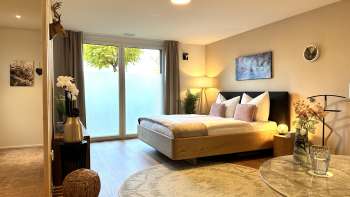 Kingsize bed in stijlvolle en lichte studio