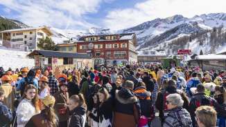 Verklede mensen vieren de carnavalsoptocht in het besneeuwde Malbun, Liechtenstein.