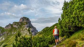 Wandelaars op een bergpad in de bergen van Liechtenstein