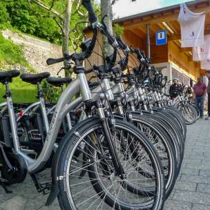 Rij moderne e-bikes voor het Liechtenstein Center in Vaduz - startpunt voor duurzame verkenningstochten door het Vorstendom