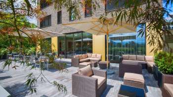 Het gezellige terras van het b_smart hotel