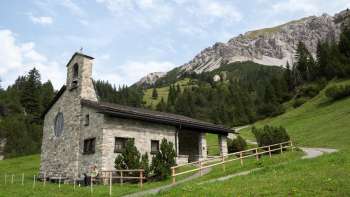 Vredeskapel met berglandschap op de achtergrond
