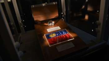 Maanstenen en de vlag van Liechtenstein in de Liechtensteinse schatkamer