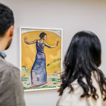 Twee museumbezoekers bekijken een schilderij in het Kunstmuseum Liechtenstein