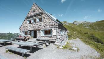 Pfälzerhütte in de Liechtensteinse Alpen, bij zonnig weer