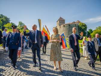 Prinsenfamilie en gasten bij de staatsceremonie van 2024 in Liechtenstein voor het kasteel van Vaduz