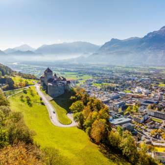 Luchtfoto van Kasteel Vaduz met uitzicht over de stad Vaduz en het Rijndal op een heldere herfstdag