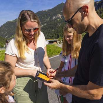 Familie voert minigolfpunten in op een scorekaart