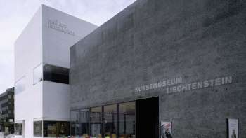 Buitenaanzicht van het moderne Kunstmuseum Liechtenstein  in Vaduz met zwarte gevel
