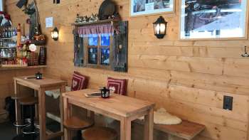 Gezellige bar in alpenstijl met huttenflair