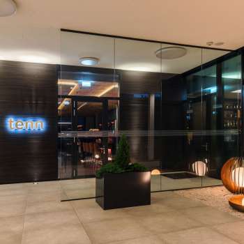 Buitenaanzicht van de bar- en restaurantlounge met moderne architectuur en stijlvolle entree.