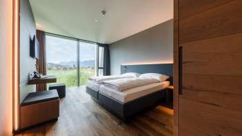 Moderne tweepersoonskamer in Hotel Kommod met uitzicht op het groen