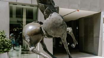 Bronzen sculptuur "Grande Cavallo" van Nag Arnoldi toont een steigerend paard voor een modern gebouw in Vaduz.