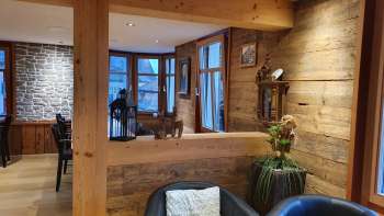 Uitnodigend interieur met houten muren, stijlvolle zithoek en natuurlijke verlichting