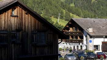 Buitenkant van hotel Falknerei Galina