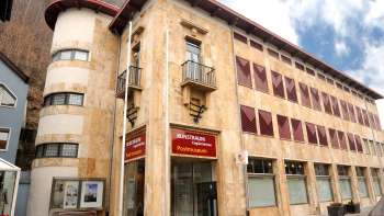 Gevel van de Kunstruimte Engländerbau in Vaduz met rode luifel en artistieke architectuur - tentoonstellingsruimte voor hedendaagse kunst in Liechtenstein.