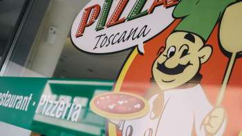 Close-up van het logo van Pizzeria Toscana