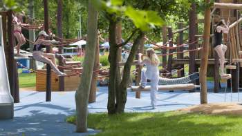 Speeltuin met verschillende klimtoestellen