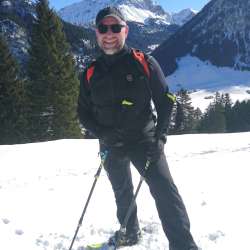 Thomas Tichy tijdens een sneeuwschoenwandelen in het winterlandschap van Liechtenstein - getrainde gids in de Alpen