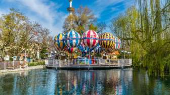Overzicht van de Liechtensteinse ballonvaart in Europa-Park, met kleurrijke ballonnen boven een meer, omringd door bomen en attracties