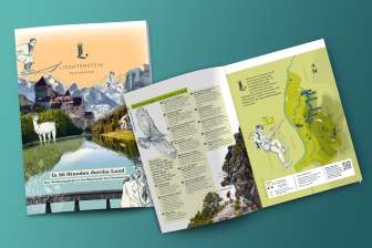 Gedrukte wandelbrochure "In 80 uur door het land" met tips en een kaart met natuurbelevenissen en etappewandelingen door Liechtenstein