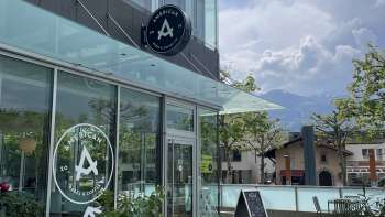 Buitenaanzicht van de American Bagel & Coffee Co. met uitzicht op het terras 