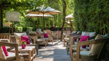 Het terras van het Park Hotel Sonnenhof met gezellige fauteuils