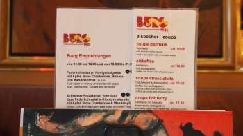 Het menu van Brasserie Burg voor een kleurrijke muurschildering - culinaire hoogstandjes en kunst in het hart van Vaduz.