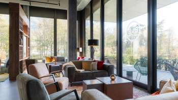 Een uitnodigende loungehoek in het B&B HotelEschen fauteuils en banken
