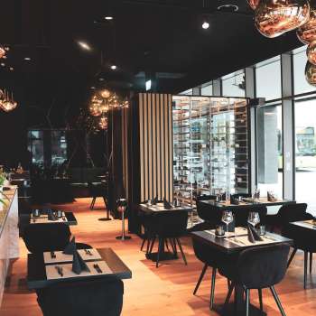 Modern restaurantinterieur met elegante zwarte tafels en stoelen