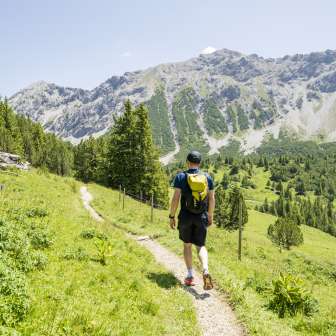 Wandelaars op weg naar Schönberg