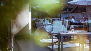 Close-up van terrasmeubilair, met zachte verlichting en groene omgeving