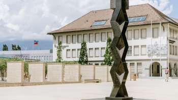 Sculptuur The Prayer van Heinz Mack op Peter-Kaiser-Platz in Vaduz - abstracte, verticale vorm van donker metaal. Sculptuur The Prayer van Heinz Mack op Peter-Kaiser-Platz in Vaduz - abstracte, verticale vorm van donker metaal.