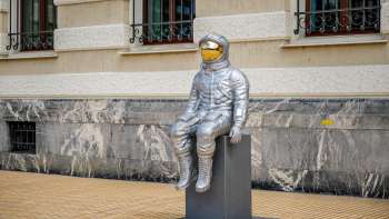 Modern astronautenbeeld met gouden vizier op Peter-Kaiser-Platz in Vaduz
