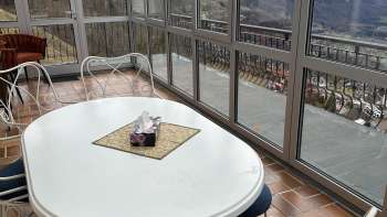 Terras met uitzicht op de omliggende bergen en het Rijndal