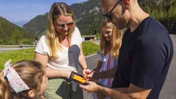 Familie voert minigolfpunten in op een scorekaart