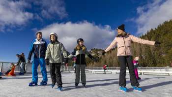 Familie tijdens het schaatsen in Malbun