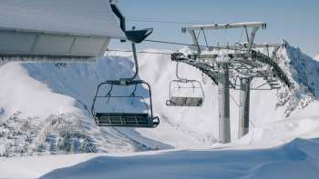 Familie neemt stoeltjeslift naar Sareis