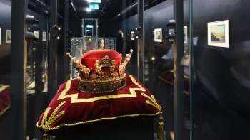 Tentoonstelling met vorstelijke hoed in de Schatkamer van Liechtenstein, gepresenteerd op een fluwelen kussen