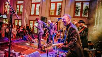 Soulvision Allstars muzikanten op het podium van het FL1.LIFE Festival voor het regeringsgebouw in Vaduz