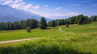 Bofel in Triesen: kronkelende wandelroute door weiden met uitzicht op de bergen