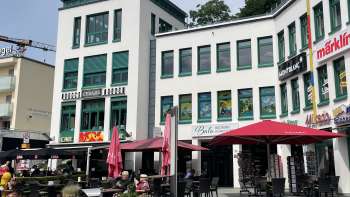 Buitenaanzicht van Balu bakkerij en banketbakkerij in Liechtenstein met gezellige gastentuin