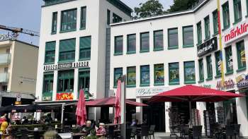Buitenkant van bakkerij-patisserie Balu met gezellig terras