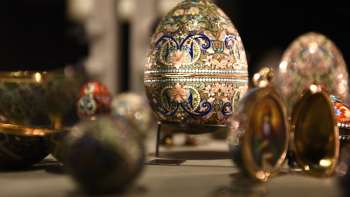 Close-up van sierlijk versierde Fabergé-eieren in een vitrine in de Schatkamer van Liechtenstein