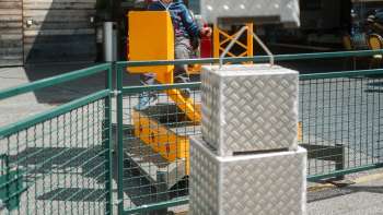 Kind speelt met een graafmachine voor de Schlucher-Treff