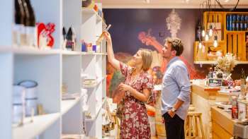 Interieur van de Hoi-Laden met geweldige producten uit Liechtenstein