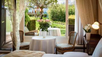 Exclusieve Junior Suite in Park Hotel Sonnenhof met uitzicht op het groen en toegang tot het privéterras in de tuin