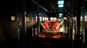 De vorstenhoed in een vitrine van de Liechtensteinse schatkamer