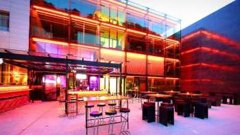 Uitnodigende bar met elegant verlichtingsontwerp en gezellige sfeer