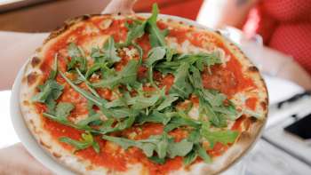 Salade Caprese met tomaten, mozzarella, basilicum en balsamicodressing, vergezeld van vers brood